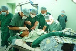 Luar Biasa! Pria Ini Bertahan Hidup Setelah 7 Batang Logam Tembus Lehernya