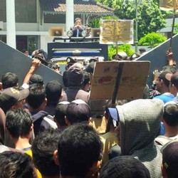 Masuk PN Solo Lewat Belakang, Fahri Hamzah Diteriaki Penakut dan Pengecut