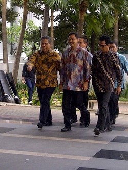 Siap Ditahan, Andi Kembali Bawa Koper ke KPK