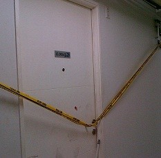 Detik-detik Kedatangan Eksekutor Holly yang Terekam CCTV Apartemen