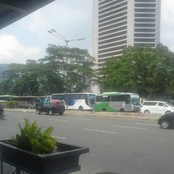 Dikepung Demo Buruh, Lalin Bundaran HI Macet Parah