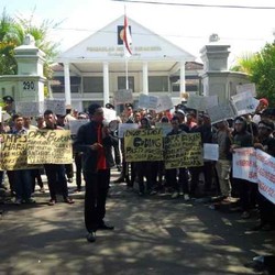 Dihadang Massa di PN, Fahri Hamzah: Orang Solo Tidak akan Menggigit