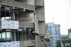 Material Bangunan Gedung Tinggi di Medan Jatuh Timpa Rumah