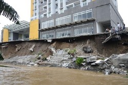 Turap Apartemen Mewah di Medan Amblas ke Sungai