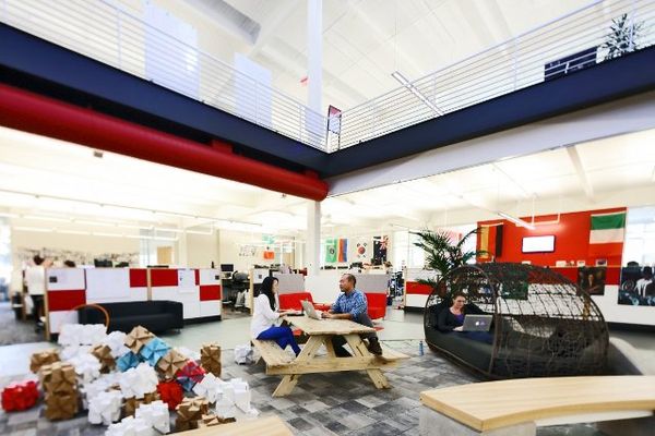 Wow! Ada Lapangan Golf & Kolam Renang di Kantor YouTube