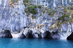 Cantik! Gua di Chile Ini Berwarna Biru