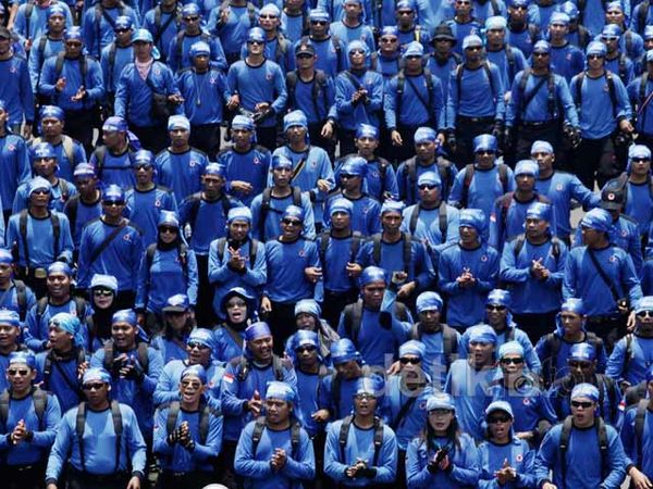 Ribuan Buruh Turun ke Jalan