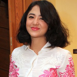 Dewi Persik Dikelilingi Banyak Lelaki di Film Bangkit Dari Lumpur