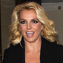 Duh, Repotnya Britney Spears Pakai Mantel Berbelahan Dada Rendah