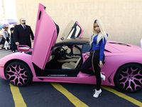 Nicki Minaj dan Lamborghini Pink-nya
