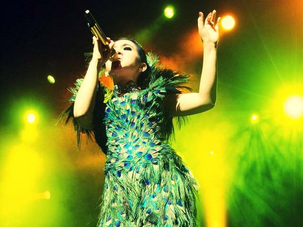 Ini Penampilan Glamor Syahrini di Singapura