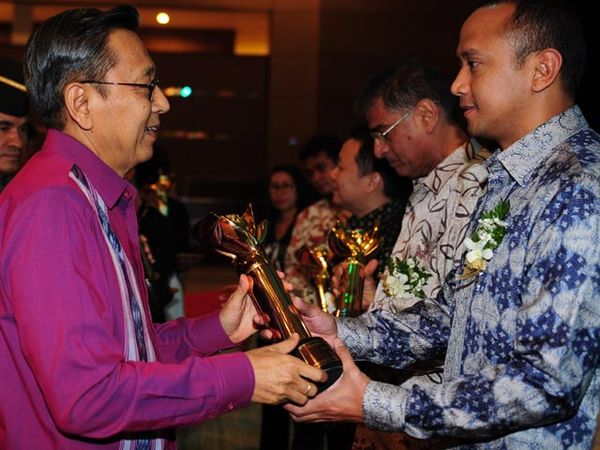 Wapres Serahkan Penghargaan Primaniyarta