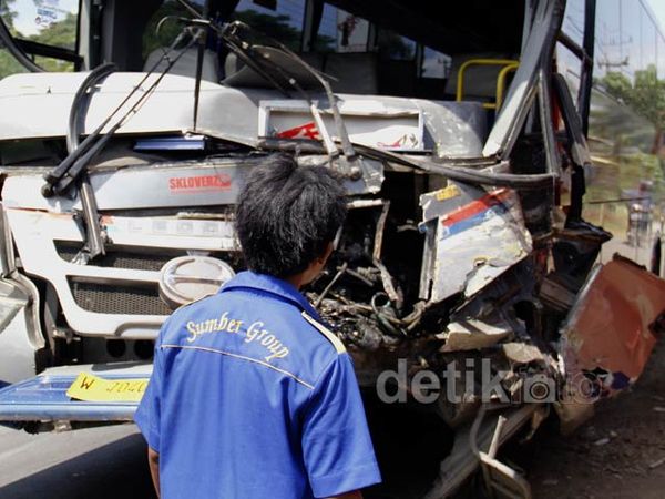 Truk Tabrak Bus di Sidoarjo
