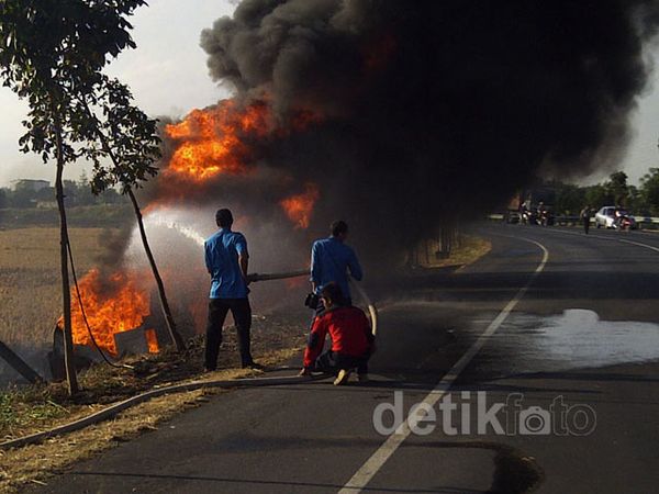 Truk Tangki Pertamina Terbakar