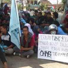 Buruh Pabrik Deterjen Mengemis Tuntut Pembayaran Upah Minimum Sektoral