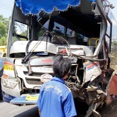 Diduga Sopir Ngantuk, Truk Tabrak Bus Sumber Selamat