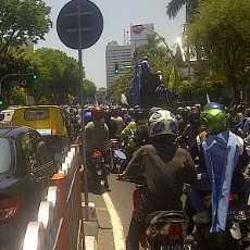 Ratusan Buruh Demo di Grahadi, Hindari Jalan Gubernur Suryo