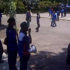 Cuaca Panas, Pendemo Berteduh Diteriaki Pengecut Orator Buruh