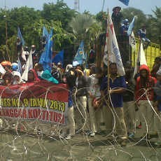 Ratusan Buruh Tuntut Kenaikan UMK 50 Persen Membubarkan Diri