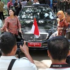Mobil Indonesia 1 Jadi Obyek Foto Favorit Warga