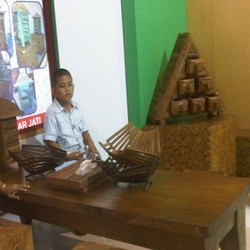 Furnitur Kayu Jati Berumur Ratusan Tahun Made in Ngawi Laris di China