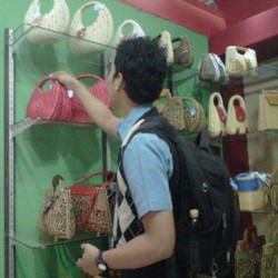 Berawal Coba-coba, Pria Ini Raup Rp 80 Juta/Bulan dari Bisnis Tas Rotan