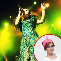 Kostum Burung Merak ala Syahrini