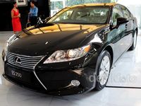 Lexus ES Meluncur di Jakarta