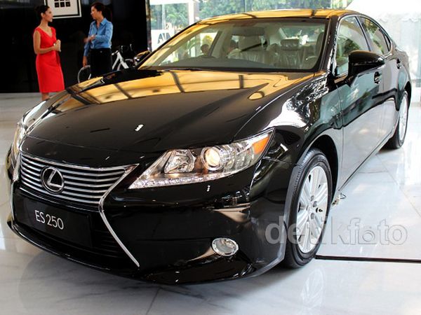 Lexus ES Meluncur di Jakarta