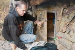 Rumah Tangga Berantakan, Pria Ini Frustrasi dan Tinggal di Lubang Bawah Tanah