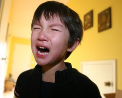 Si Kecil Nangis dan Marah di Depan Umum, Bagaimana Orangtua Bersikap?