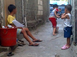  Ingin Seperti Evan Dimas, Bocah Ini Main Bola di Gang Sempit 