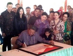 Di Monumen Soeharto, SBY Tuliskan Terimakasihnya Kepada Pak Harto
