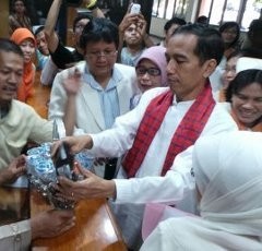 Jokowi Bawa Sekantong Permen Saat Sidak ke Kantor Walkot