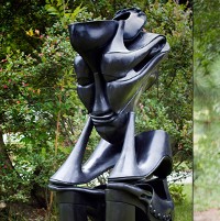 Karya Seni Instalasi dari Sepatu Hak Tinggi