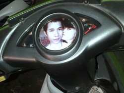 Suit-suit, Pasang Foto Mesra di Speedometer Motor, Romantis!