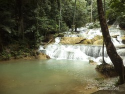 Uniknya Air Terjun Bertingkat Moramo di Sulteng