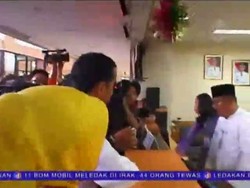 Jokowi Banting Berkas di Depan Petugas