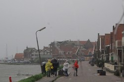  Rumah-rumah Mungil & Cerita Para Pemabuk di Volendam