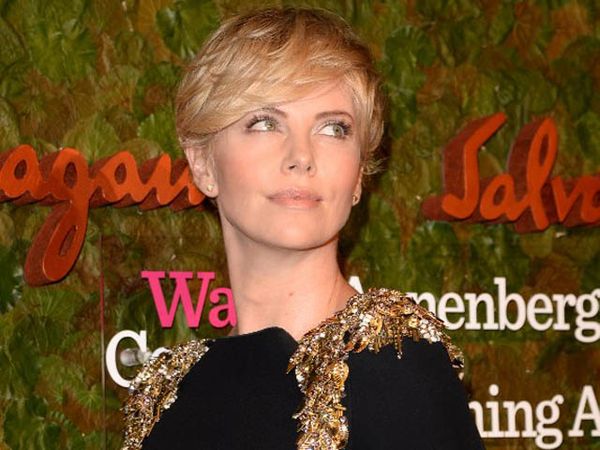 Anggun dan Seksi Charlize Theron