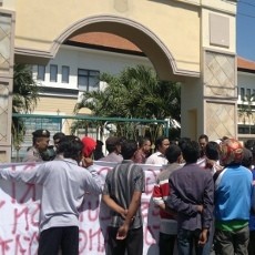Warga Porong Tuntut Kades Koruptor Segera Dipenjara