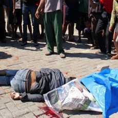 Biker Tabrak Truk Saat Asyik Telepon