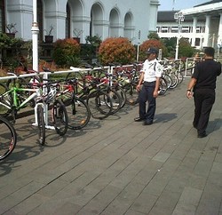 Jumat Bersepeda, Kendaraan Bermotor Dilarang Masuk Gedung Sate