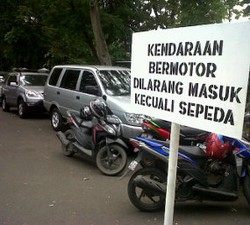 Kendaraan PNS dan Tamu Gedung Sate Parkir di Pinggir Jalan