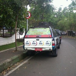 Dilarang Masuk Gedung Sate, Mobil Pelat Merah Ini Parkir Sembarangan