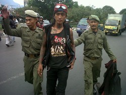 Wali Kota Bandung Pimpin Razia Gepeng, Remaja Berdandan Punk Kocar-kacir