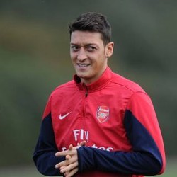 Dipastikan Fit, Oezil Siap Dimainkan