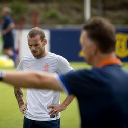 Van Gaal Sarankan Sneijder ke Chelsea untuk Reuni dengan Mourinho