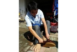 Pria Berkaki Raksasa Ini Akhirnya Menemukan Sepatu yang Pas