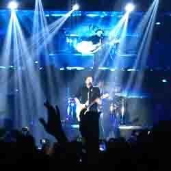 Teriakan Histeris Kaum Hawa di Konser Kedua Fall Out Boy